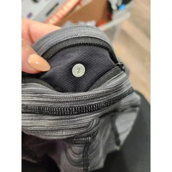 Lululemon Womens Compression Leggings Size 2 Black Gray Yoga Pants Capri - Picture 3 of 7